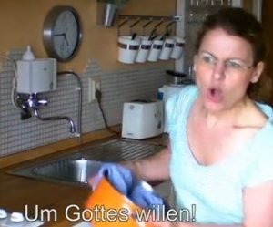 Die gehörlose Bloggerin Judith Göller beim Sprechen