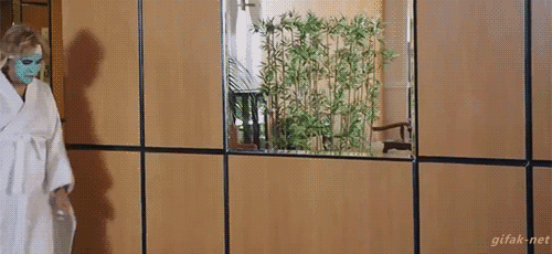 GIF, lachen, Humor, Frau erschrickt sich bei ihrem eigenen Spiegelbild