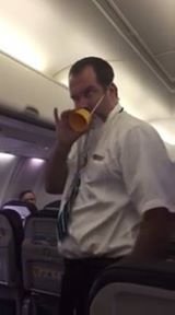 Der beste Flugbegleiter aller Zeiten – Körpersprache pur