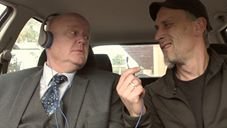 Gehörloser Komiker John Smith hört Musik